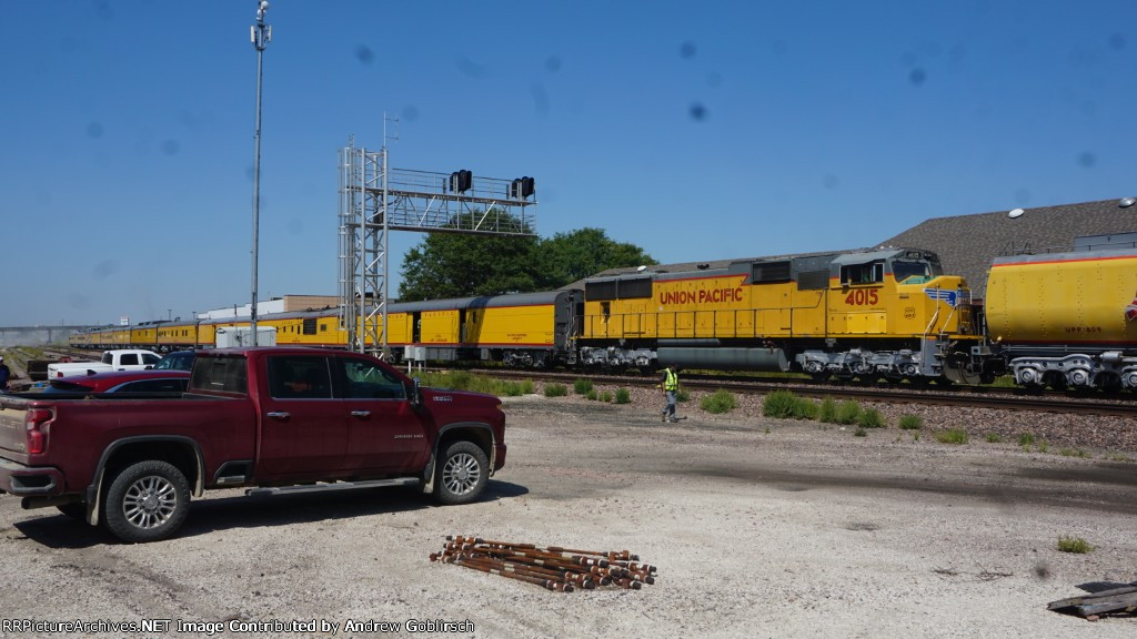 UP 4015 + 11 Coaches